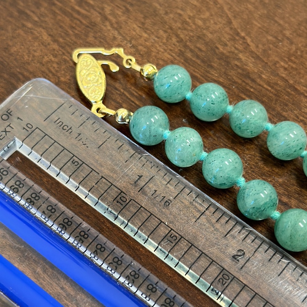 ✨VINTAGE✨💍 faux jade glass bead costume jewelry 👀✨ gift box included! 🎁